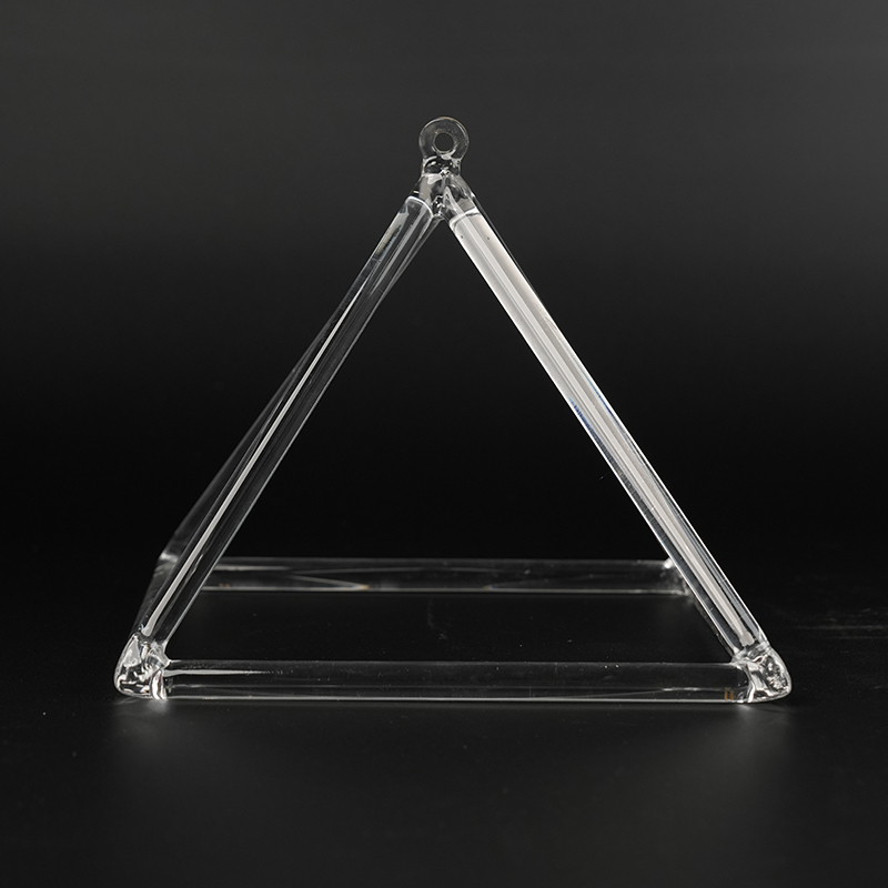 Pyramide chantante en cristal transparent Pyramide chantante en cristal transparent