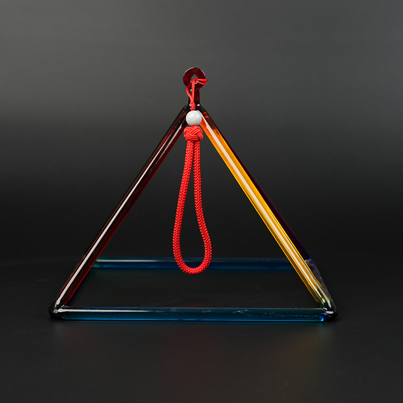 Pyramide chantante en cristal coloré Pyramide chantante en cristal coloré